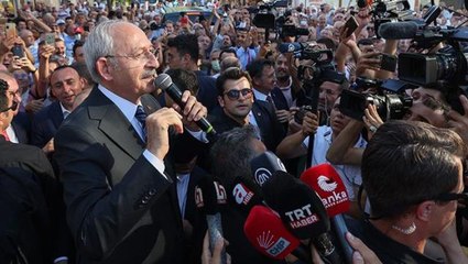 Download Video: Kendini bir anda bankın üzerinde bulan Kılıçdaroğlu, espriyi patlattı: Korsan miting düzenlemişsiniz, hepinizi Silivri'ye göndereceğim