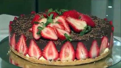 Aprenda a fazer torta gelada de morango e chocolate