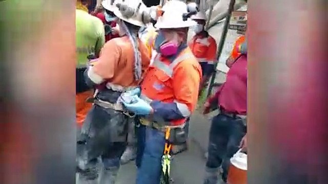 Momento del rescate de dos mineros que estaban atrapados por 10 días en la mina de Maimón
