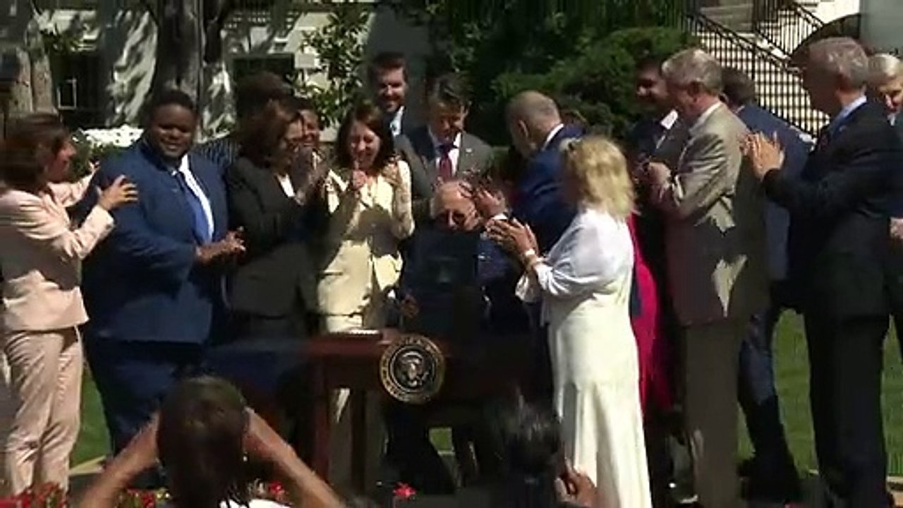 Biden firma ley de inversión en semiconductores para competir con China