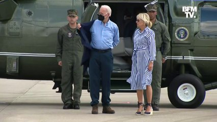À cause du vent, Joe Biden peine à enfiler sa veste et est aidé par sa femme lors de sa visite dans le Kentucky