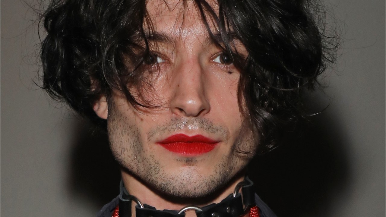 VOICI - Ezra Miller : déjà en pleine tourmente, l'acteur de The Flash inculpé pour un cambriolage