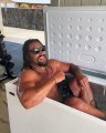 Jason Mamoa en una nevera con agua y cubitos de hielo