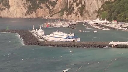 Download Video: Tempesta a Capri, paura per traghetto ma nessun ferito