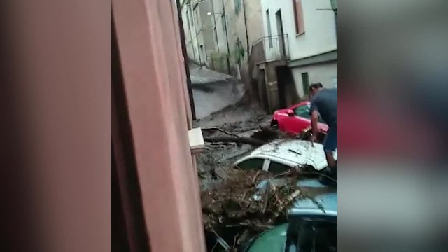 Maltempo: situazione critica in Irpinia, auto trascinate