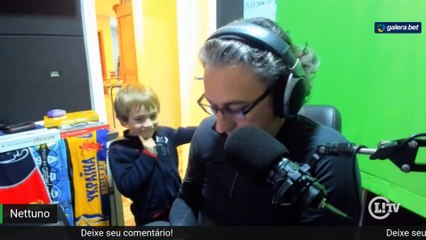 Momento fofura! Filho de apresentador interrompe live para jogar com celular do pai