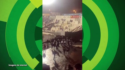 Descargar video: Torcedores de Vasco e Ponte Preta entram em confronto no Moisés Lucarelli