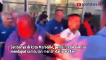 Kocak! Alexis Sanchez Terpeleset Saat Disambut Fans Marseille