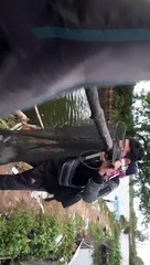 SAMPE DI GENDOONG IKAN NYA.