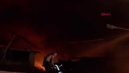 İSTANBUL-ZEYTİNBURNU'NDA SANAYİ SİTESİNDE HIRDAVAT DÜKKANI ALEV ALEV YANDI