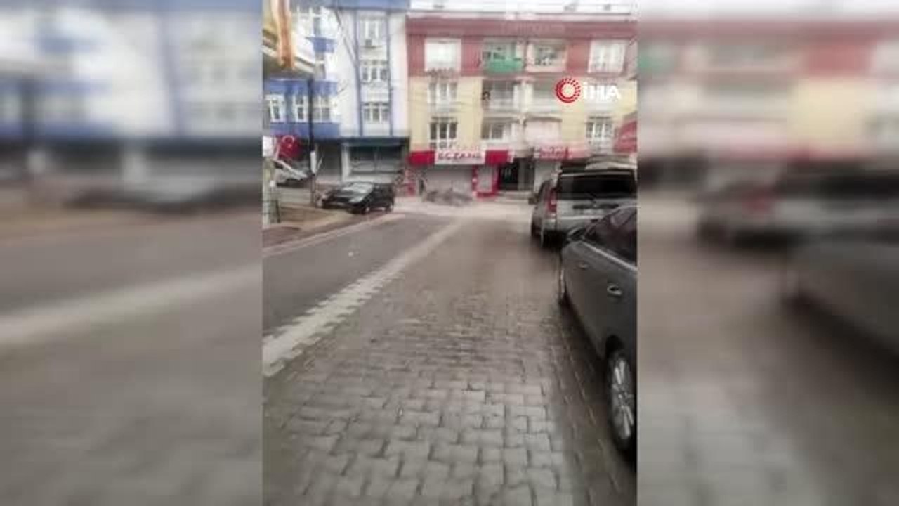 Esenyurt ve Beylikdüzü'nde etkili olan sağanak yağış rögarları patlattı! Caddeler sular altında kaldı