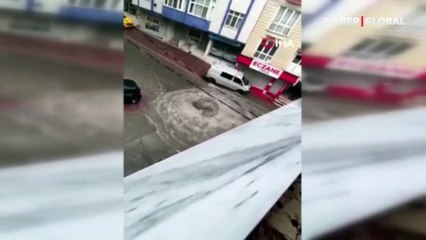 Esenyurt’ta etkili olan sağanak yağış rögarları patlattı: Caddeler sular altında kaldı