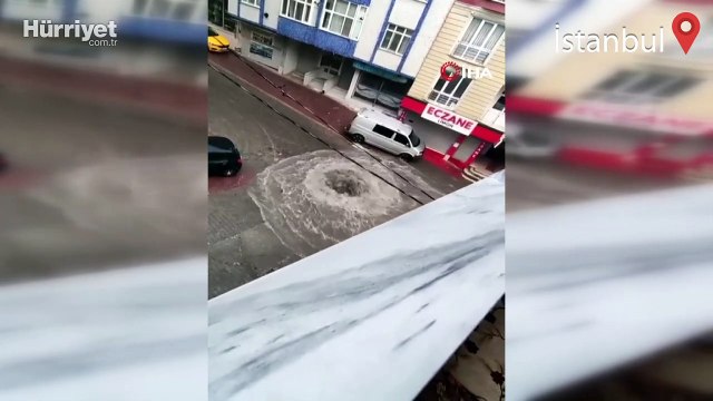 Esenyurt'ta etkili olan yağış nedeniyle kanalizasyon ve su tahliye kanalları patladı