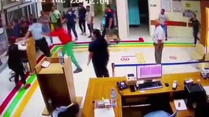 Önce eşini sonra sağlık çalışanlarını darp etti