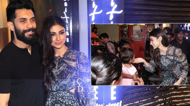 एक्ट्रेस मौनी रॉय ने जब अपने फैन को लगाया गले, वीडियो देख दिल खुश हो जाएगा आपका