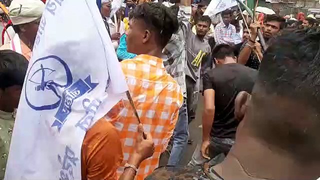 विश्व आदिवासी दिवस Gujarat : परंपरागत वेशभूषा में ढोल-नगाड़ों के साथ निकाली रैली