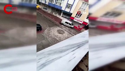 Esenyurt’ta etkili olan sağanak yağış rögarları patlattı