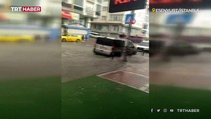 İstanbul'da sağanak etkili: Caddeler su altında kaldı