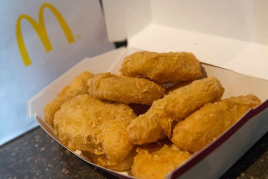 Une fillette manque de s’étouffer avec un nuggets McDo, ce qu'elle découvre dedans est terrifiant