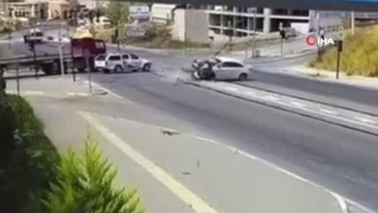 Son dakika haber... Kırmızı geçen otomobil, off-road aracına çarptı... O anlar kamerada