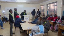 فرز أصوات الناخبين بالانتخابات الرئاسية والبرلمانية في كينيا