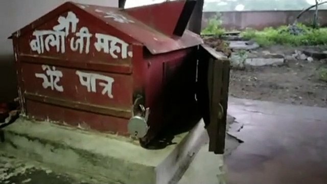 पांच घरों से नकदी व जेवरात पार