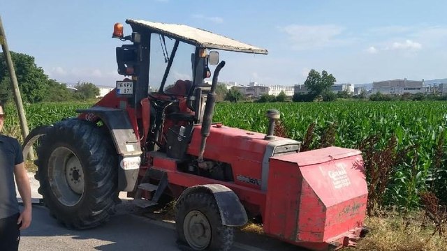 Motosiklete çarpan traktör, sürücünün üzerinden geçti