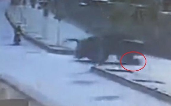 MOTOSİKLETE ÇARPAN TRAKTÖR, SÜRÜCÜNÜN ÜZERİNDEN GEÇTİ; KAZA ANI KAMERADA