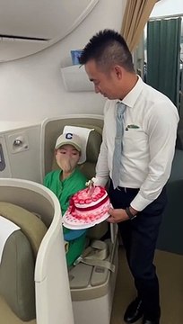 Clip: Chồng tổ chức sinh nhật bất ngờ cho vợ trên khoang thương gia