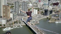 جان روز ينجح في عبور نهر بطول 625 مترًا سيرا على حبل بين أعلى مباني مدينة روتردام