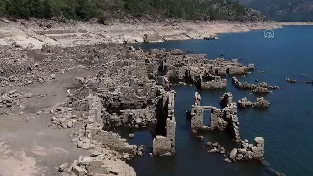 Sular çekilince tarihi köy gün yüzüne çıktı