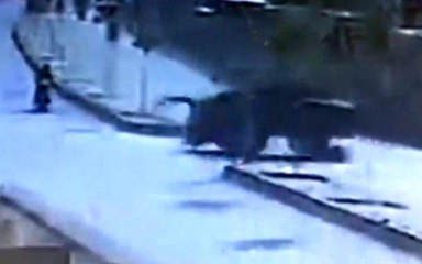 Traktörün üzerinden geçtiği motosiklet sürücüsü yaralandı... O anlar kamerada