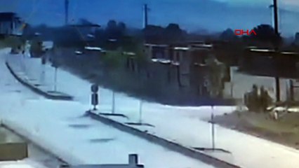 Motosiklete çarpan traktör sürücünün üzerinden geçti!