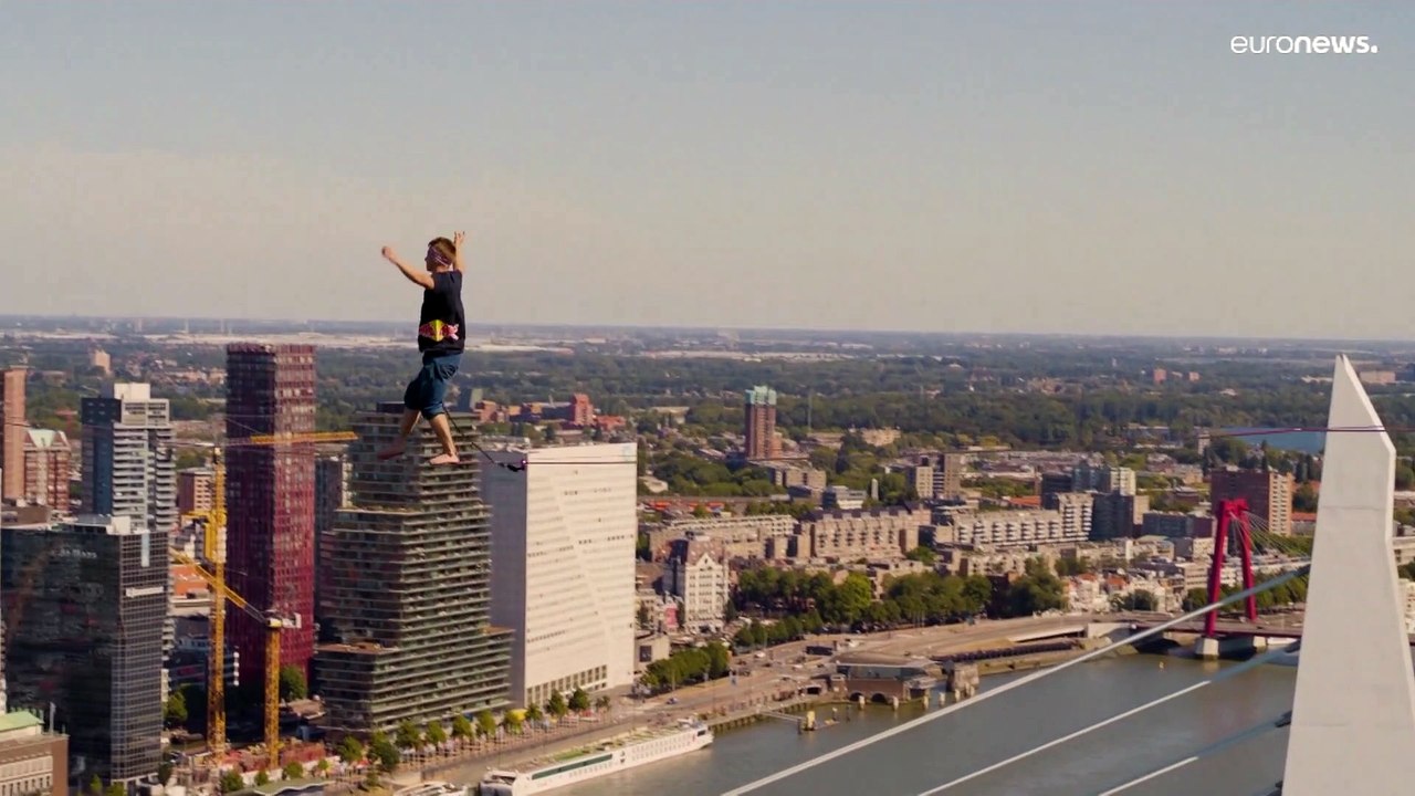 Zwischen Wolkenkratzern: Flussüberquerung auf einer Slackline