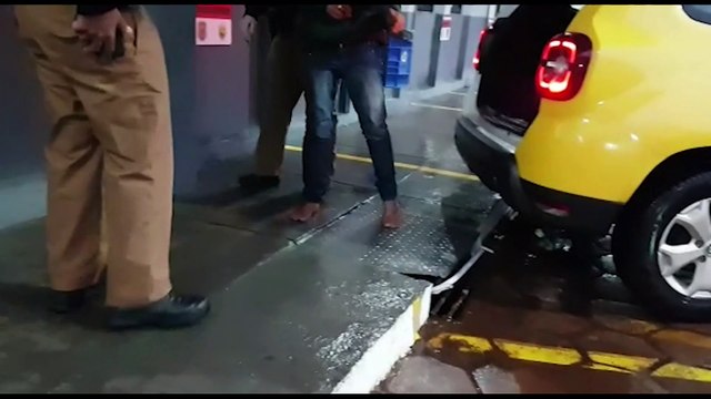 Indo para o trabalho, PM flagra furto de fios e detém dupla no viaduto da Avenida Olindo Periolo