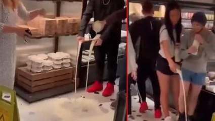 Veganlardan büyük eylem! Marketteki süt reyonunu talan edip sütleri yere döktüler