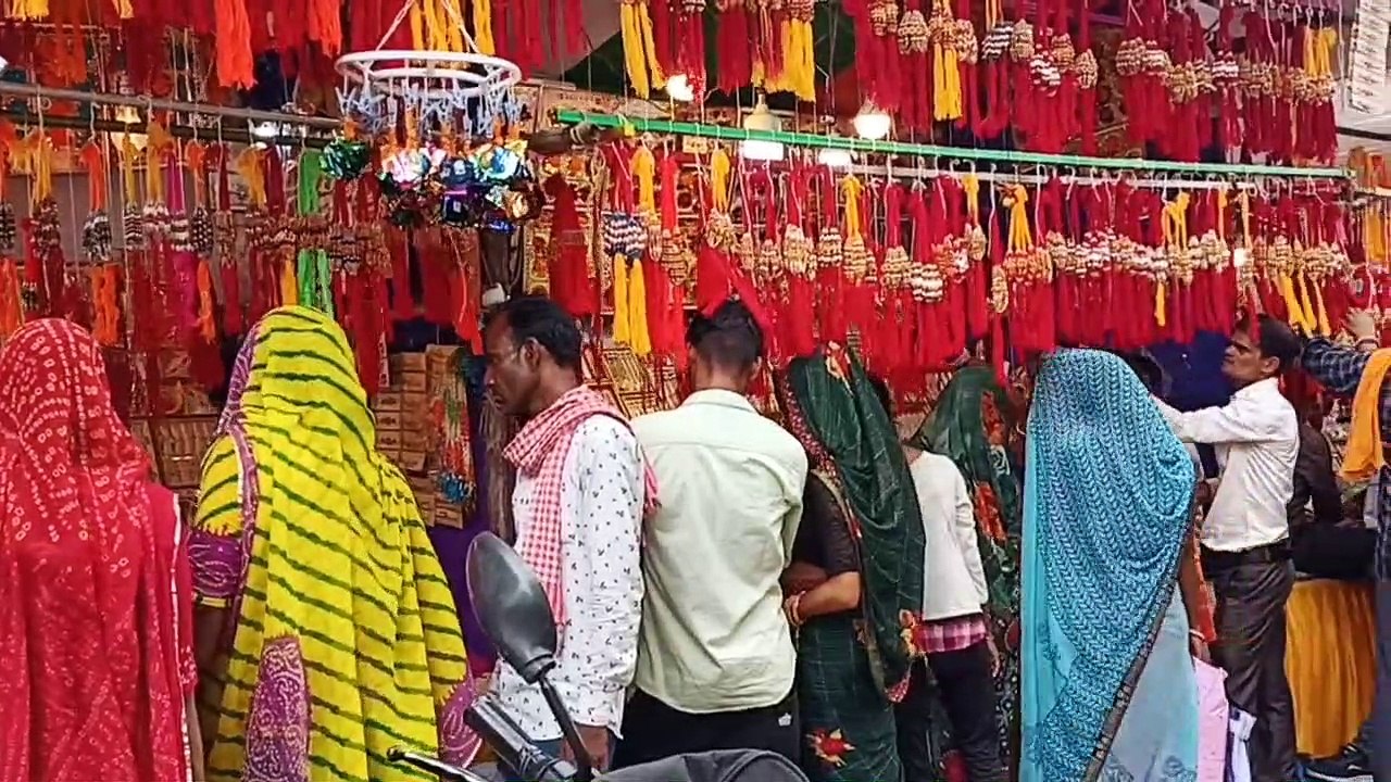 शहर के बाजारों व बस स्टैंड पर त्योहारी गहमागहमी, लोकपर्व की खरीदारी में जुटे लोग
