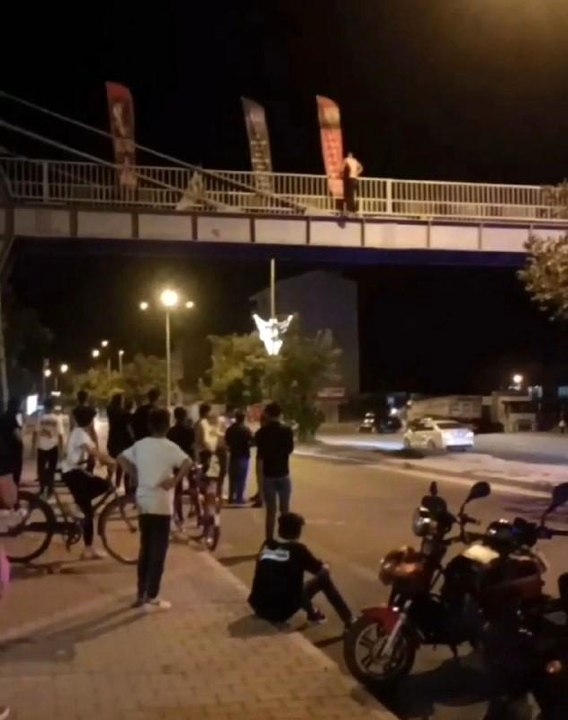 Iğdır yerel haberleri... Iğdır'da üst geçitte intihar girişimi