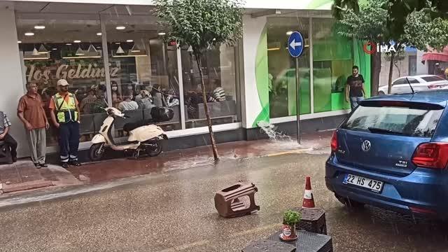 Yağmurdan kaçan vatandaşlar saçak altlarına sığındı