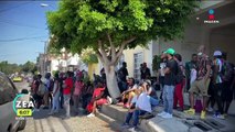 Migrantes haitianos acapan al exterior de albergues en Tijuana
