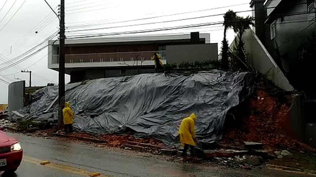 AO VIVO: chuva causa alagamentos em Florianópolis e Defesa Civil alerta para riscos