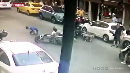 Siparişe giden motokuryeler kafa kafaya çarpıştı