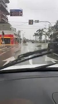 Vendaval destelha casas e derruba árvores em Barra Velha