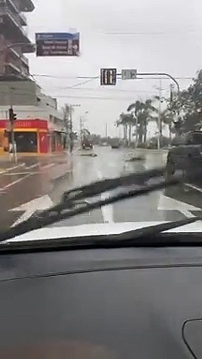 Vendaval destelha casas e derruba árvores em Barra Velha