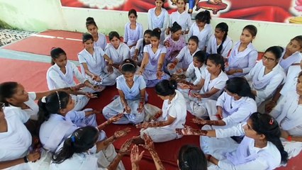 हथेलियों पर हिना से दमकी आजादी की छटा