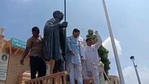 Watch Video: अष्टधातु से निर्मित गांधी प्रतिमा और 100 फीट ऊंचे राष्ट्रीय ध्वज का लोकार्पण