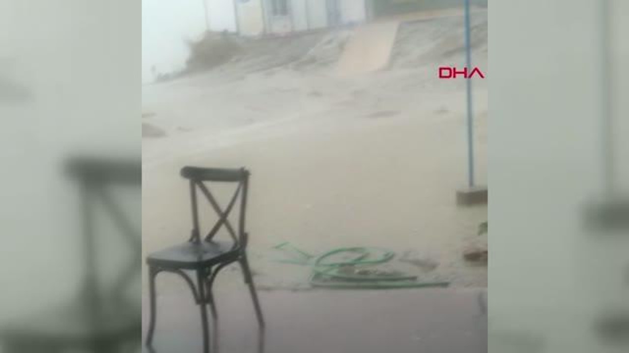 Son dakika haberleri... SİLİVRİ'DE SEL SULARI PLAJI VURDU, ŞEZLONGLAR AKINTIYA KAPILDI, ŞEMSİYELER DEVRİLDİ