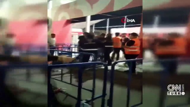 Sefo'nun konserinde taşlı sopalı kavga!