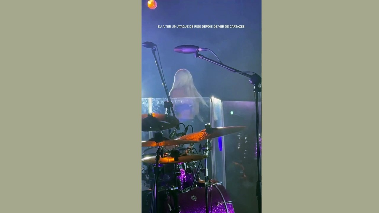Bárbara tem ataque de riso durante concerto e explica o motivo