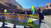 La Paz: Pobladores de Mapiri marchan hacia La Paz en demanda de una un puente de integración